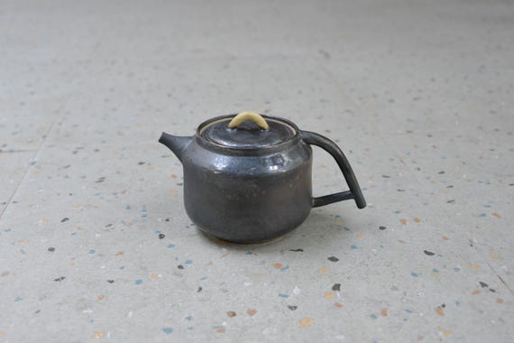 Teapot in matt black glaze
