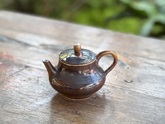 Teapot in black iridescent glaze 250 ml